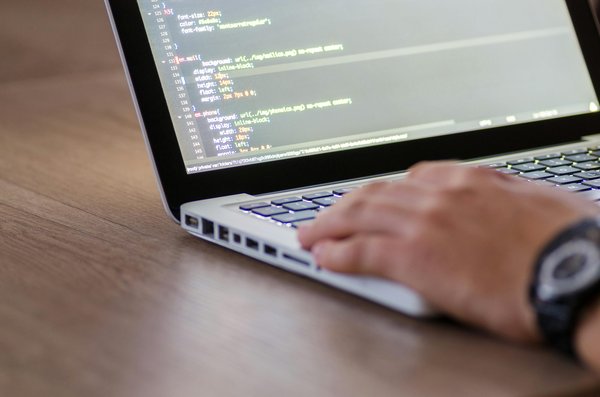 Comparaison du DOOH programmatique et du DOOH gré à gré